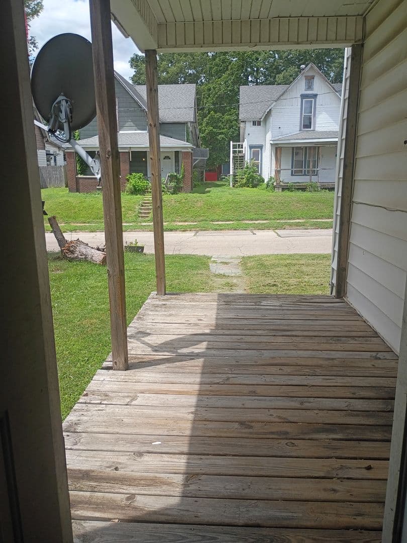Muncie Apartment: 502 & 502 1/2 S Mound St