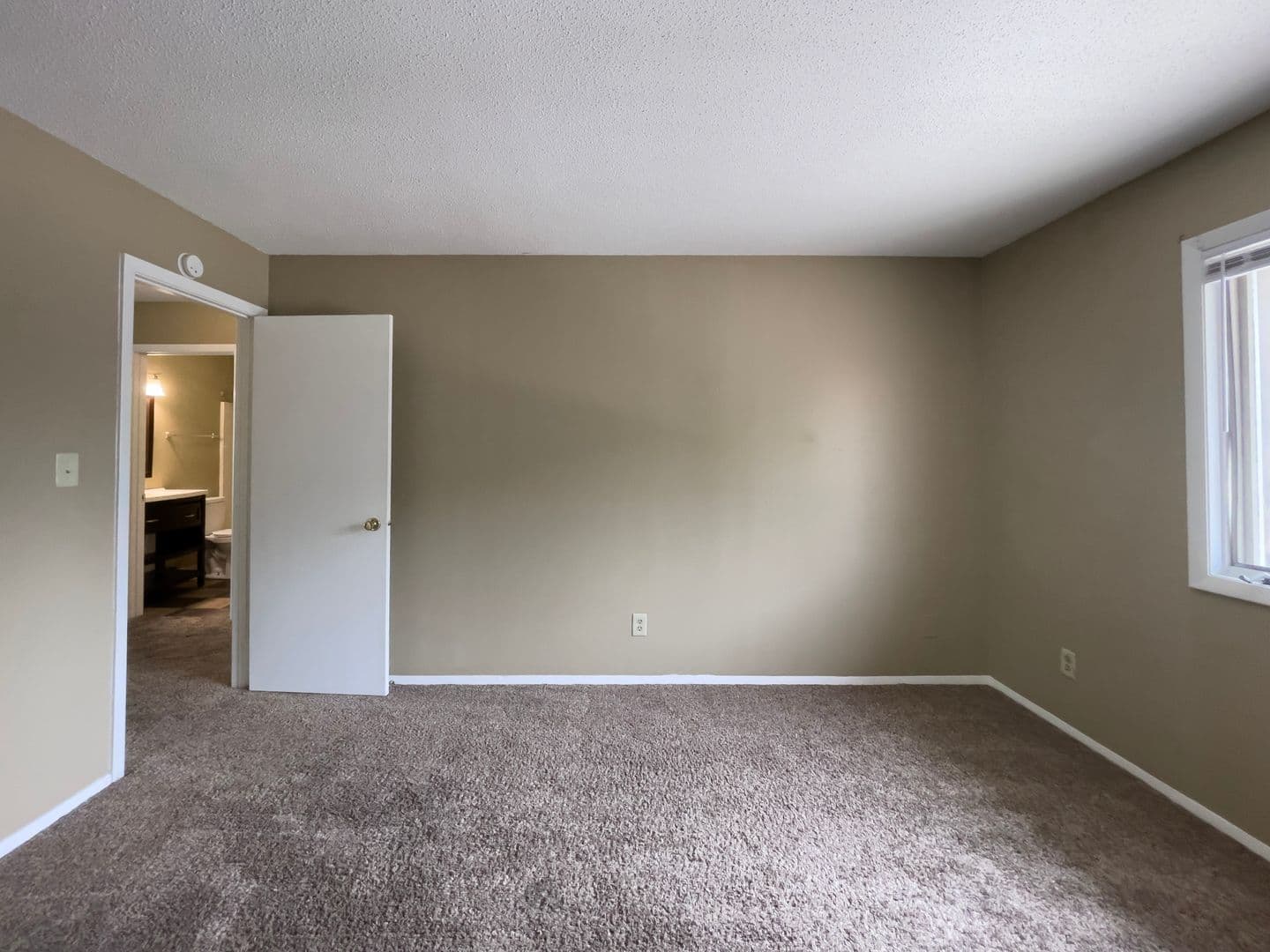 Muncie Apartment: 920 N. Linden St. Apt 3