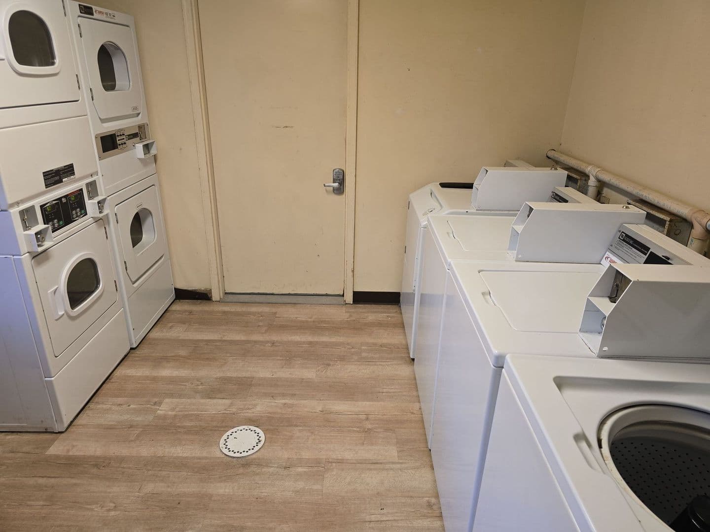 Woodburn Apartment: 22156 Maple Court