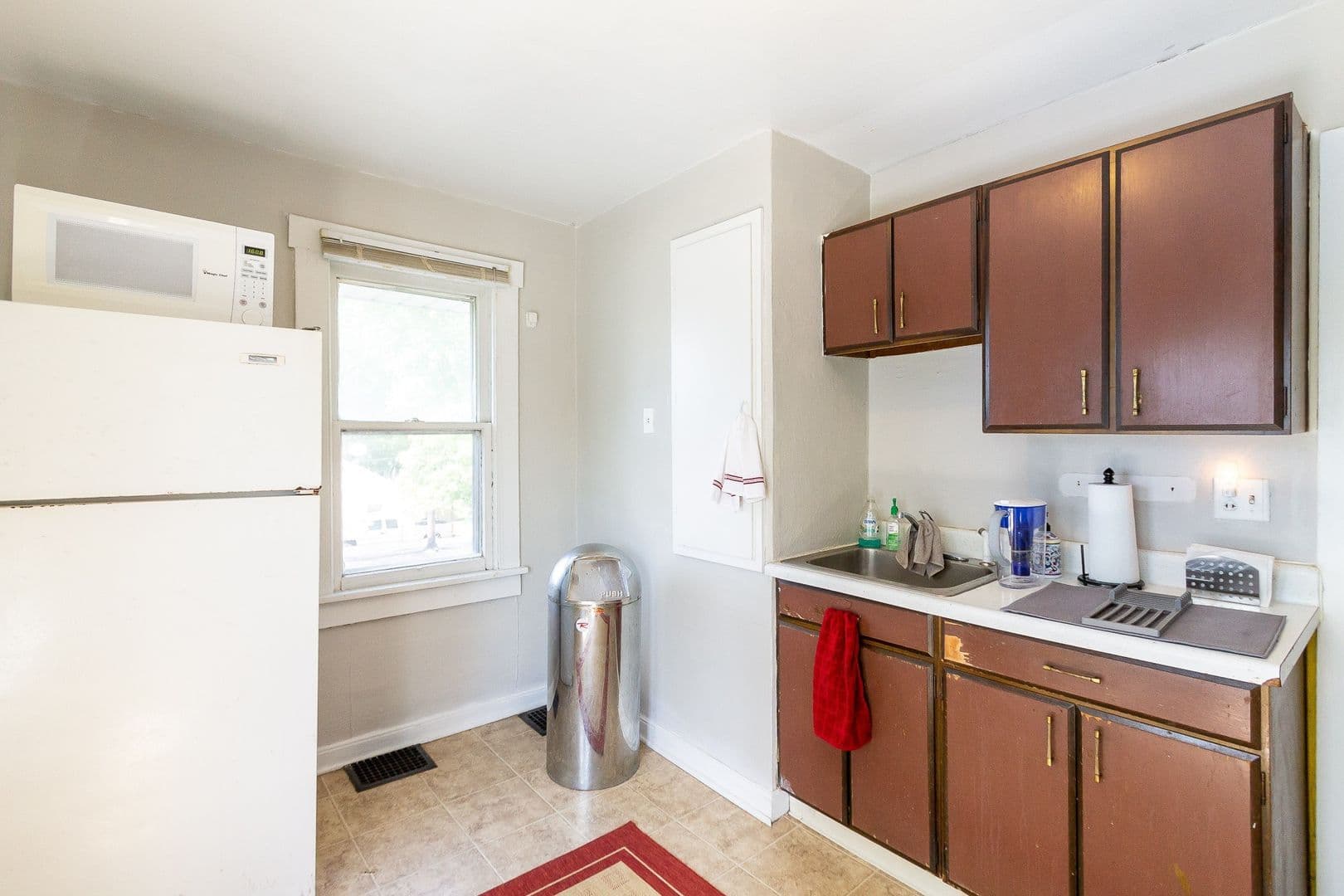 Muncie Apartment: 1526 1/2 W Jackson St