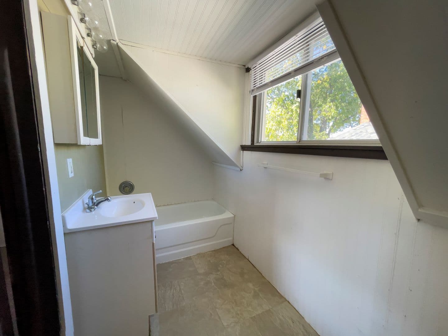 Muncie House: 101 N Dill St