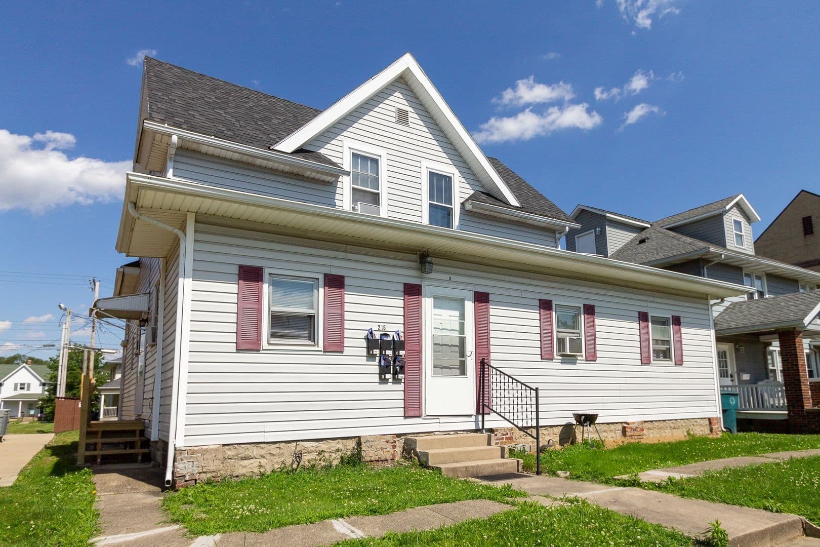 Muncie Apartment: 216 N McKinley Ave.