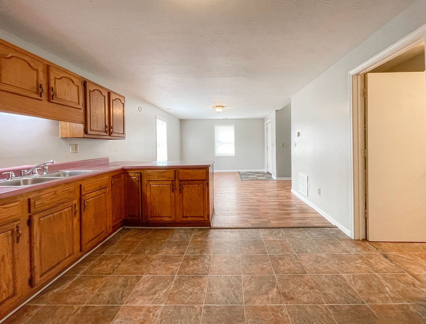 Muncie Apartment: 114 E 8th St