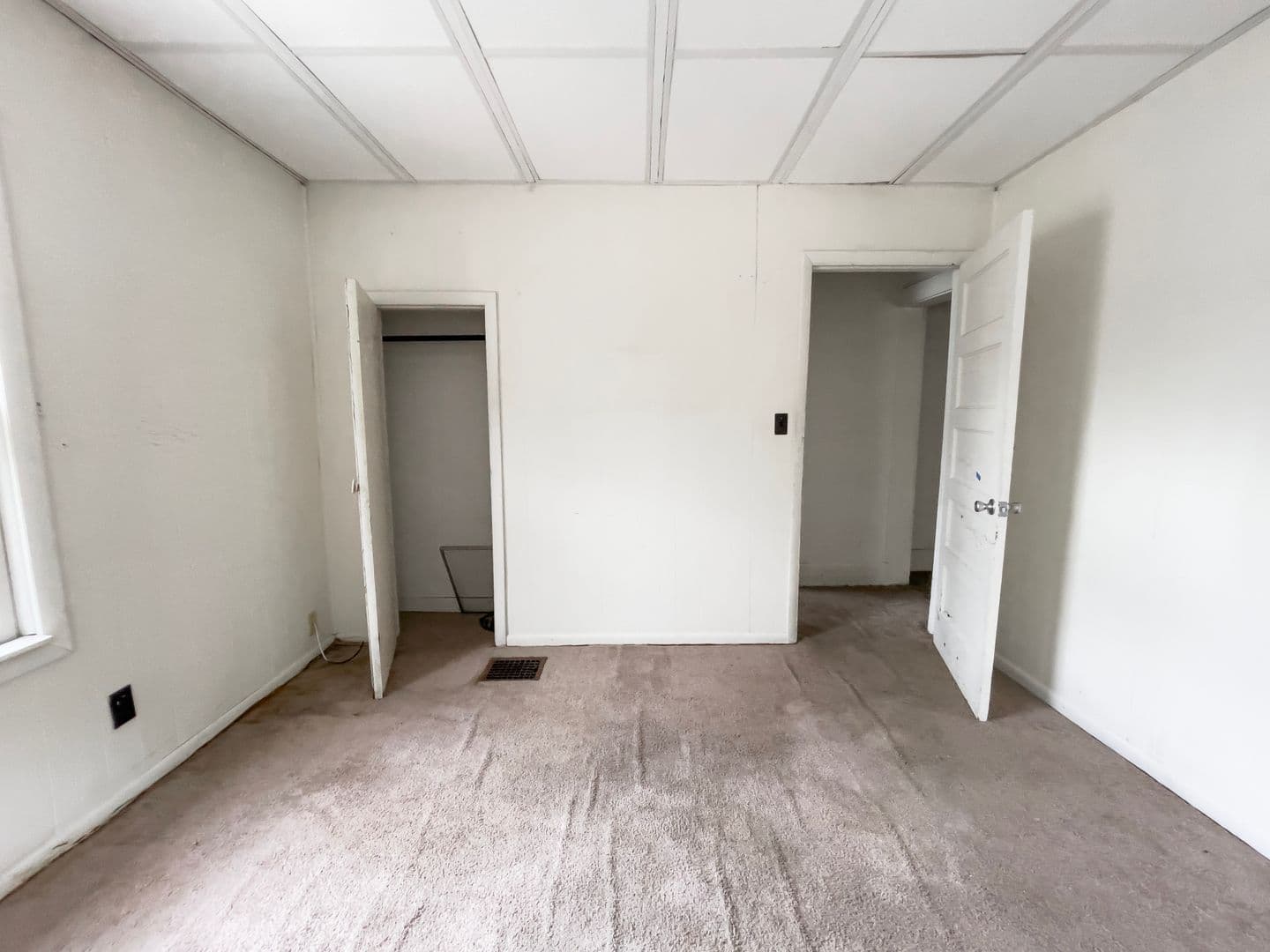 Muncie Apartment: 824 W University Ave.