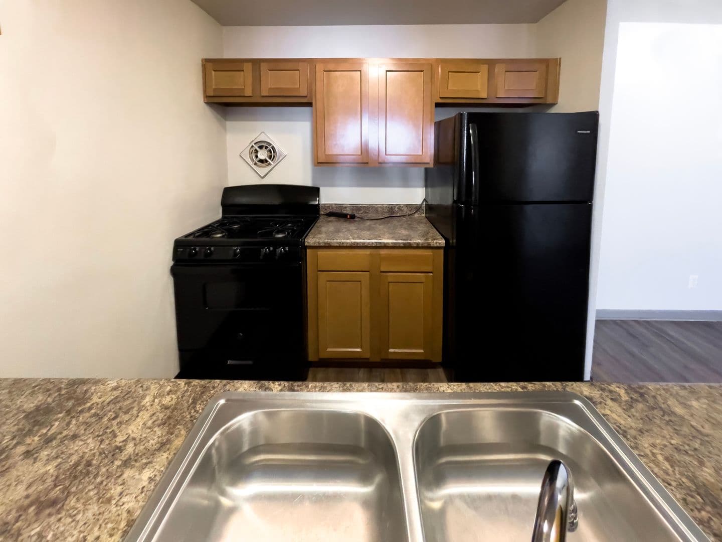 Muncie Apartment: 2000 N Oakwood Ave.