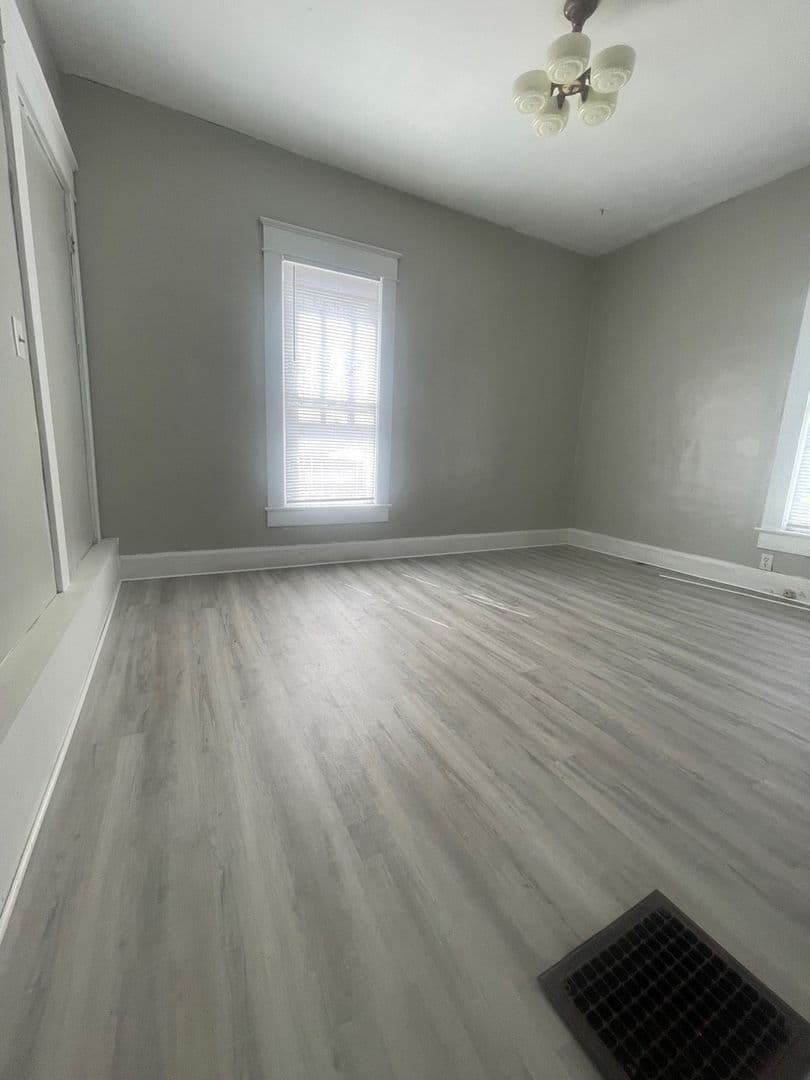 Muncie House: 2105 W Jackson St