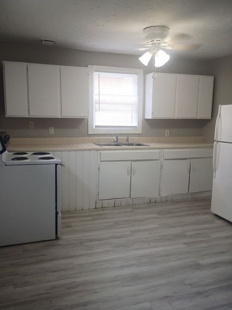 Muncie Apartment: 502 & 502 1/2 S Mound St