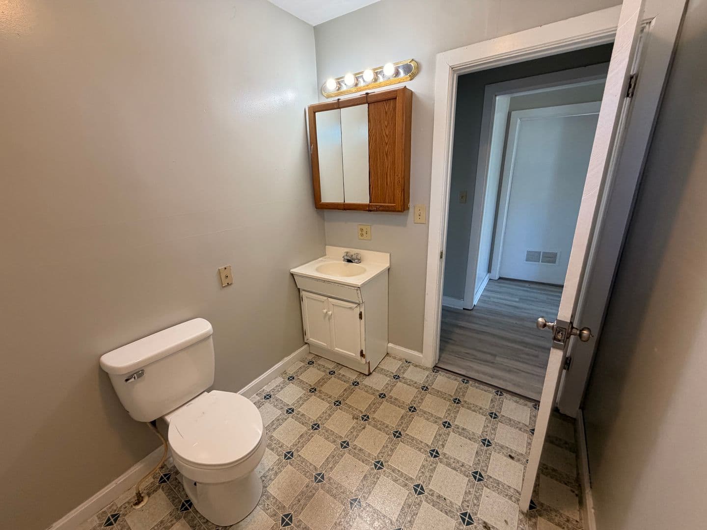Muncie House: 2020 N Glenwood Ave.