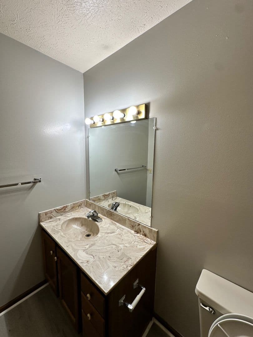 Woodburn Apartment: 22156 Maple Court