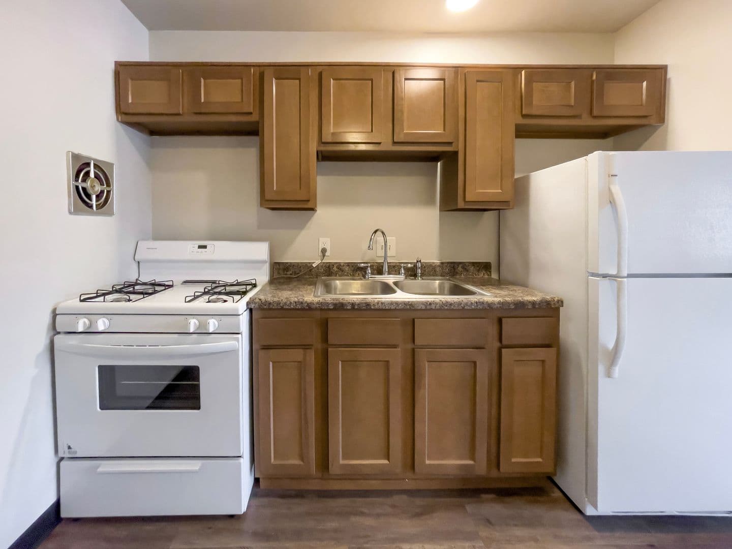 Muncie Apartment: 2000 N Oakwood Ave.