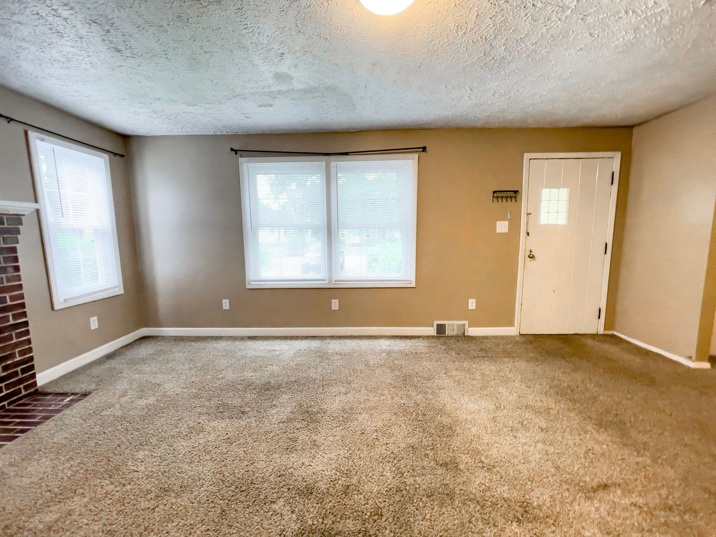 Muncie House: 1512 N Woodridge Ave