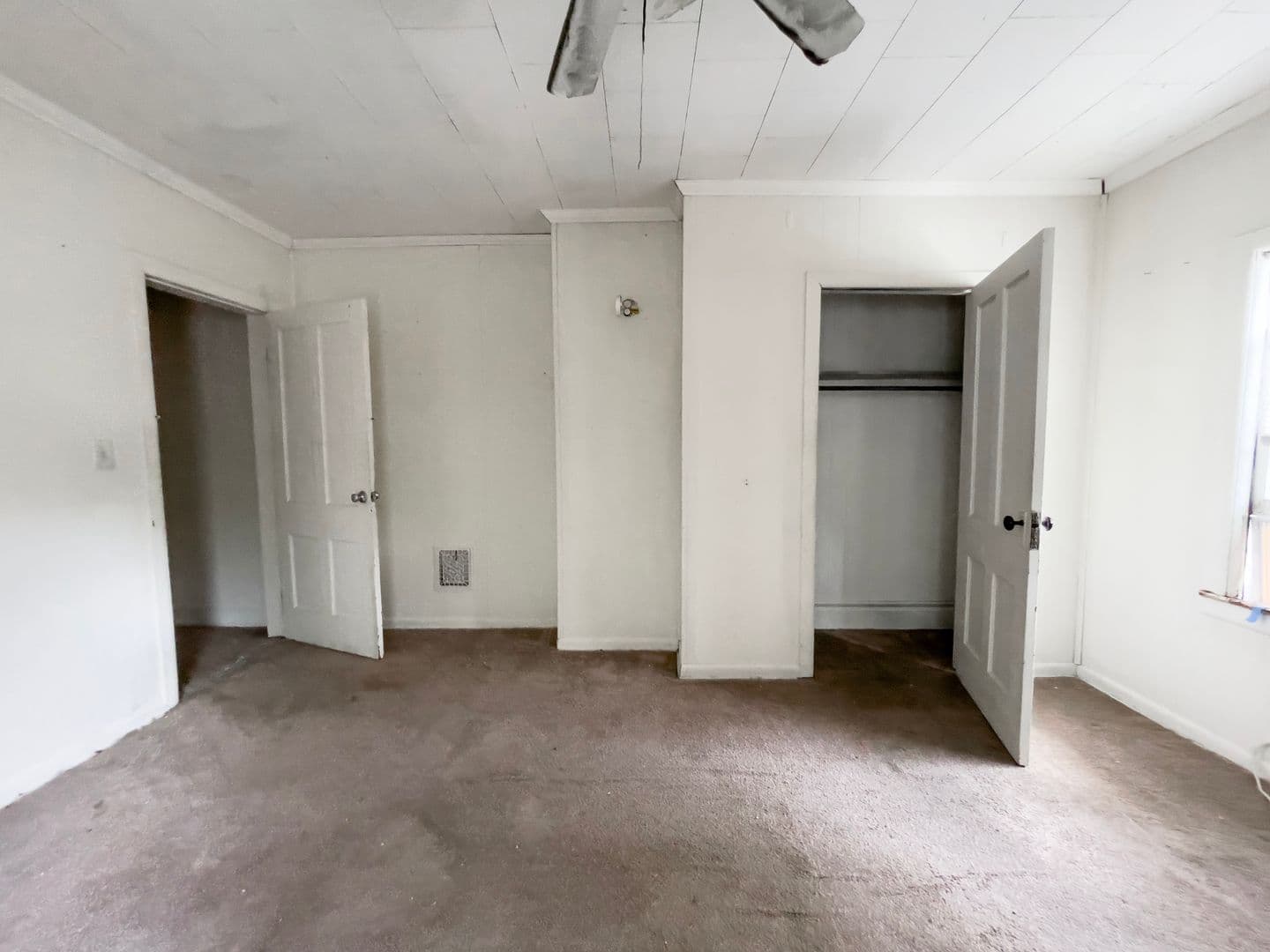 Muncie Apartment: 824 W University Ave.