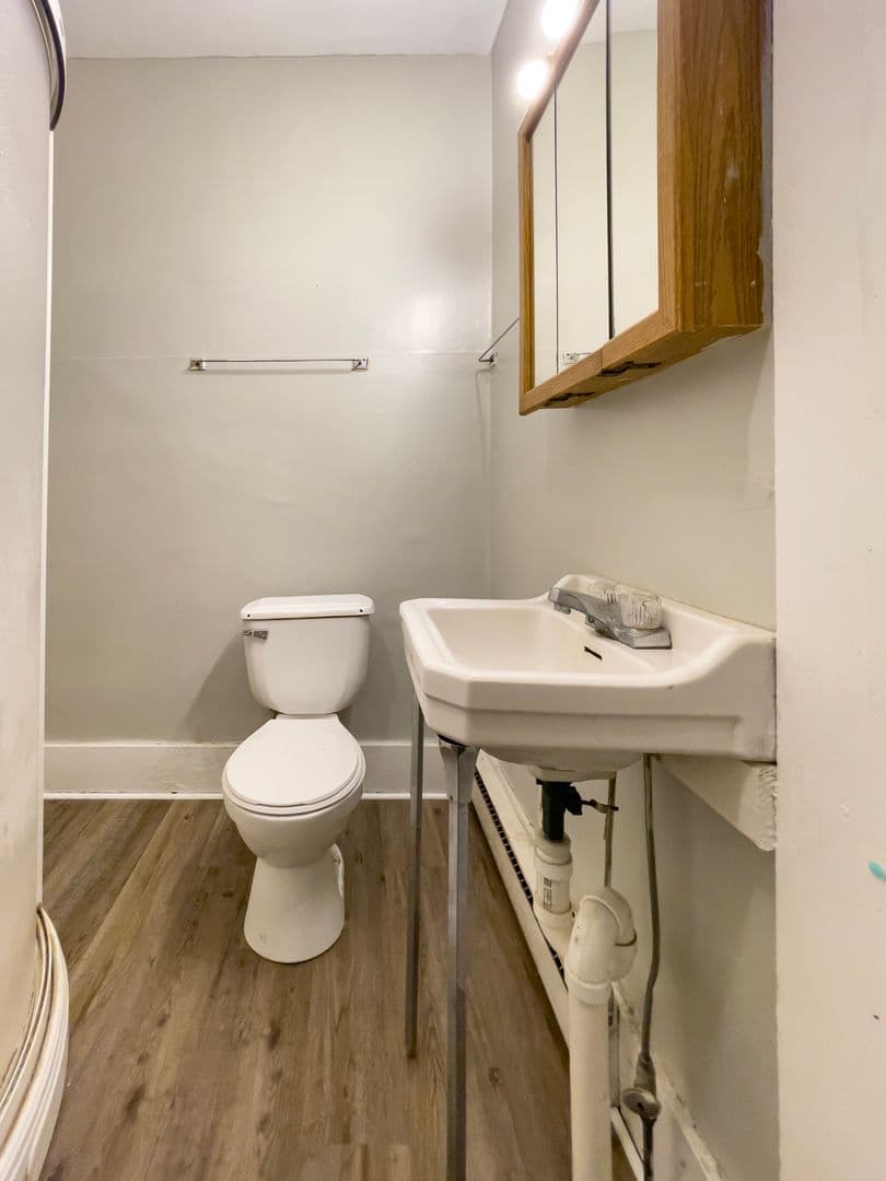 Muncie Apartment: 216 N McKinley Ave.