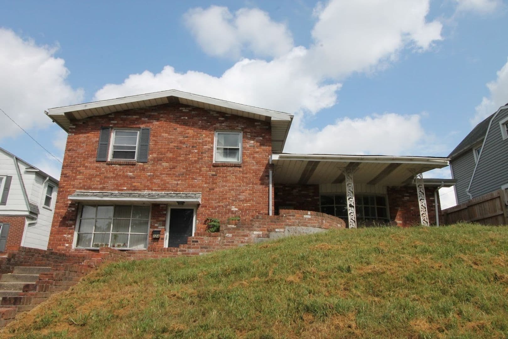 Muncie Apartment: 824 W Wayne St.