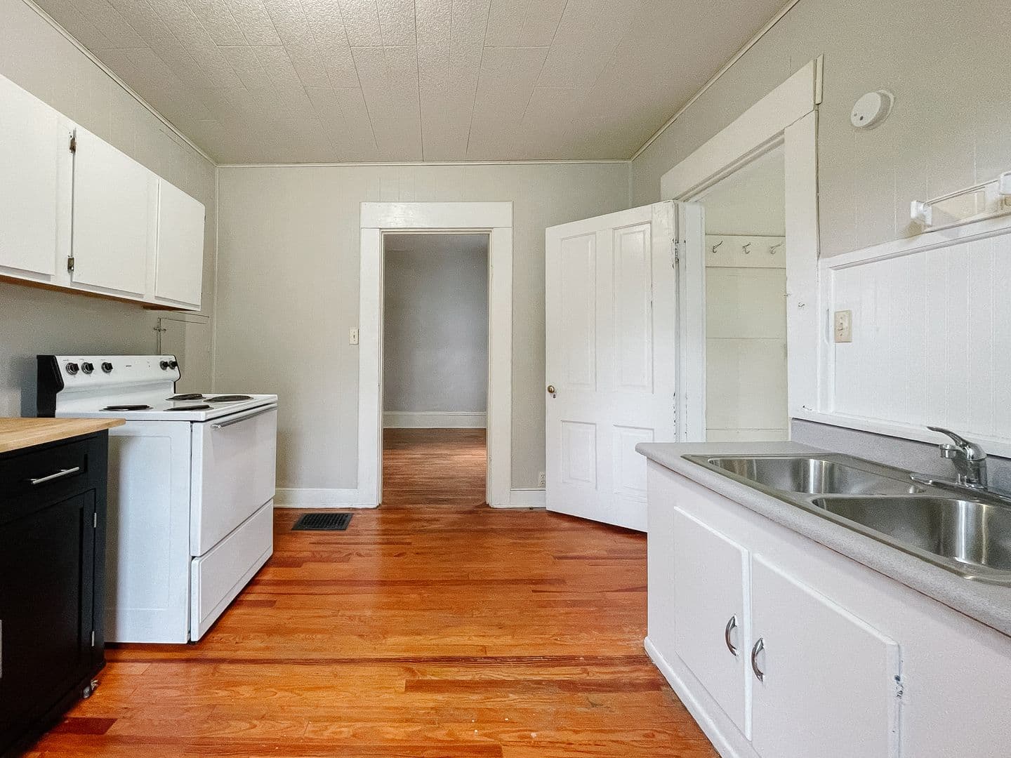 Muncie House: 1602 W Main St