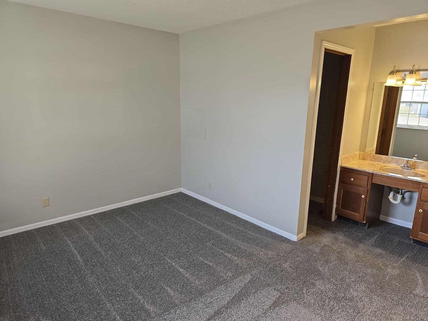 Woodburn Apartment: 22156 Maple Court