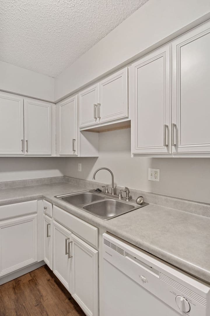 Muncie Apartment: 1408 W White River Blvd