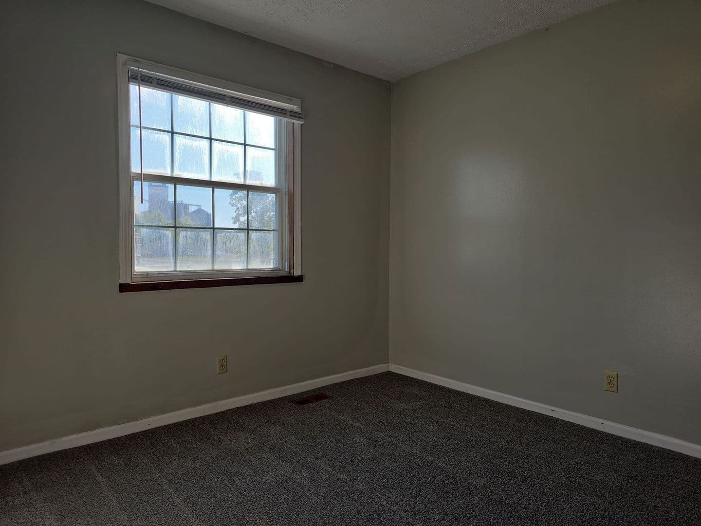 Woodburn Apartment: 22156 Maple Court