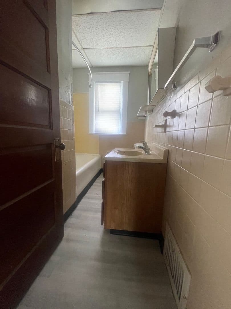 Muncie House: 2105 W Jackson St