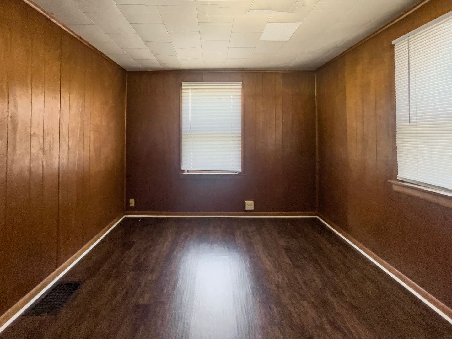 Muncie Apartment: 824 W University Ave.