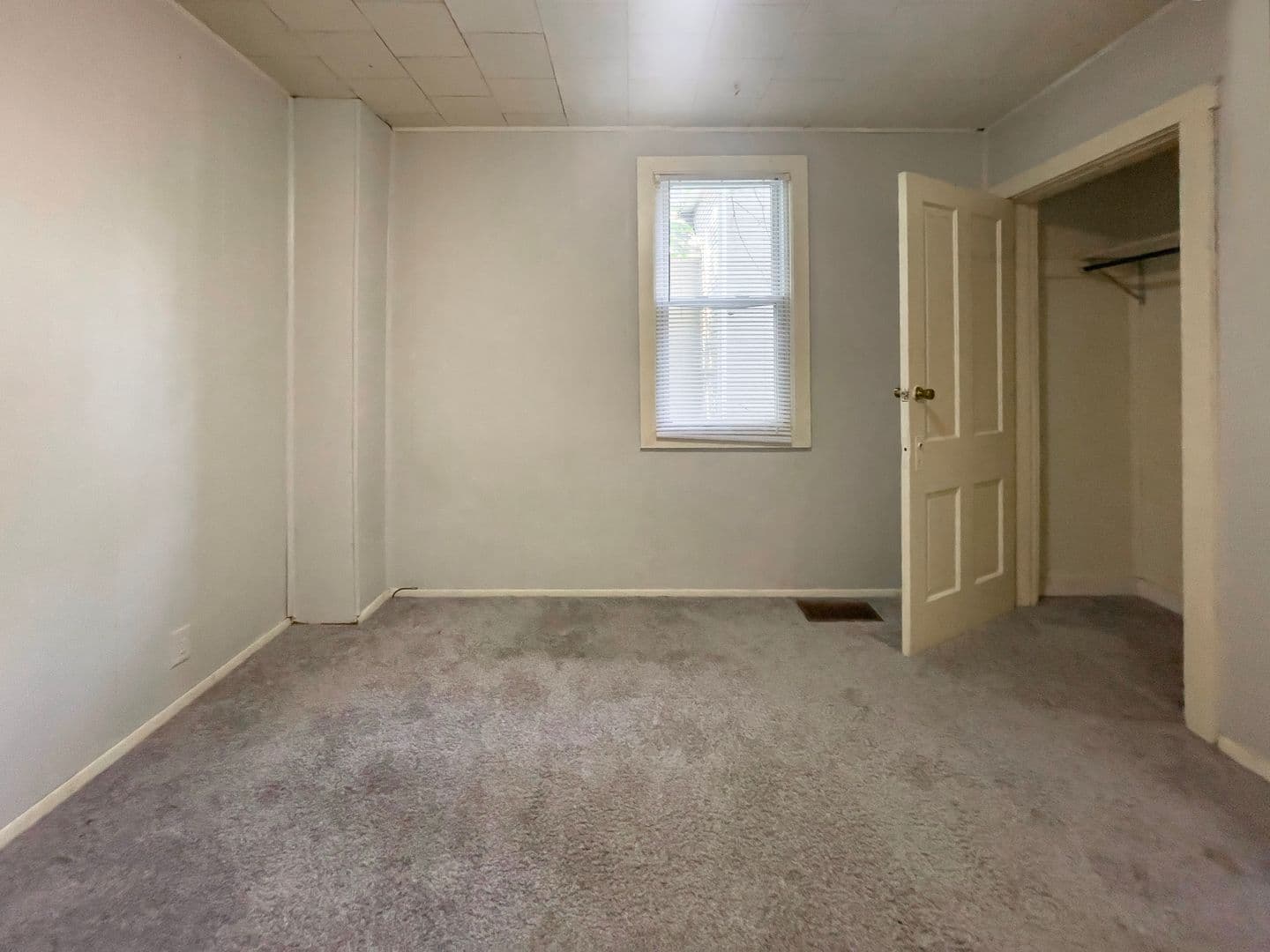 Muncie Apartment: 815 W University Ave