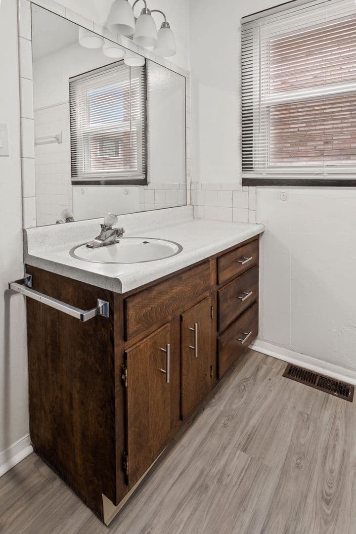 Yorktown Apartment: 2301 S Marsh Ave