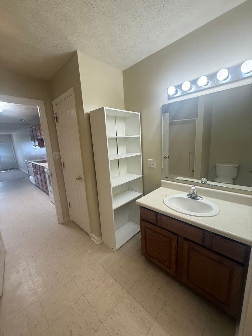 Muncie Apartment: 1914 N Old Mill Rd
