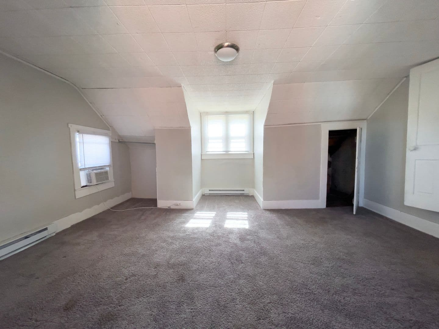 Muncie Apartment: 216 N McKinley Ave.