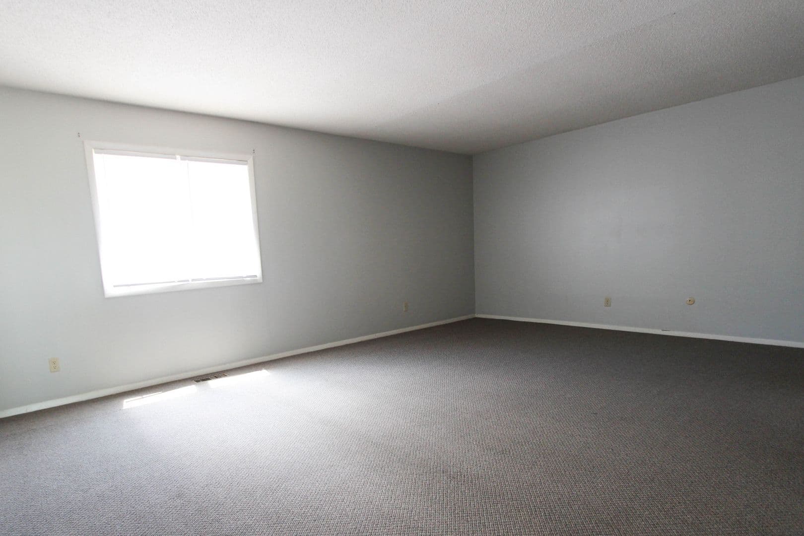 Muncie Apartment: 920 N. Linden St. Apt 20