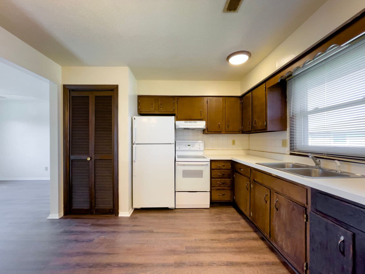 Yorktown Apartment: 2301 S Marsh Ave