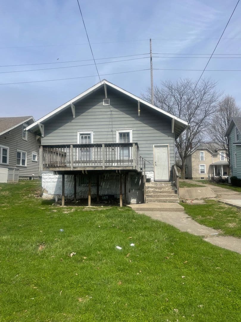Muncie House: 2105 W Jackson St