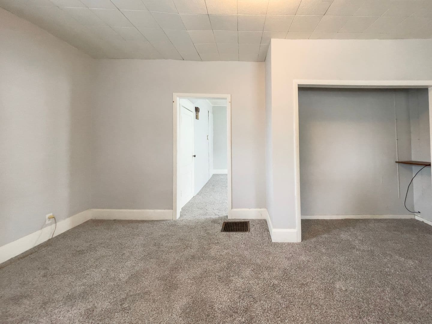 Muncie Apartment: 218 S Martin Ave