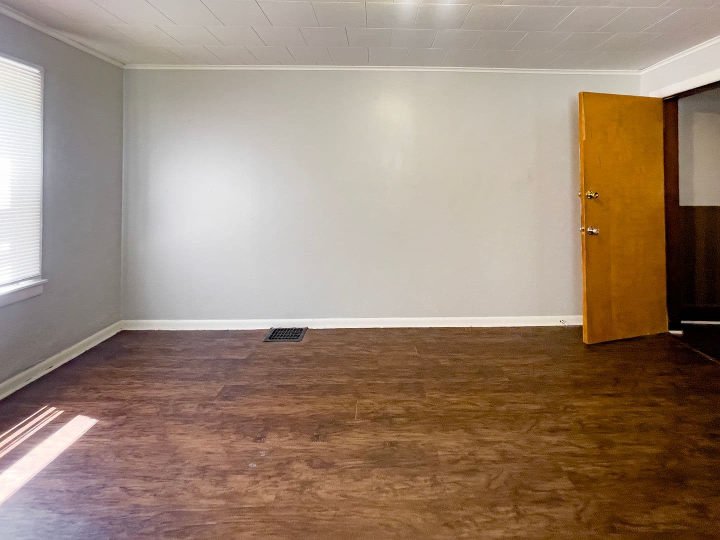 Muncie Apartment: 824 W University Ave.