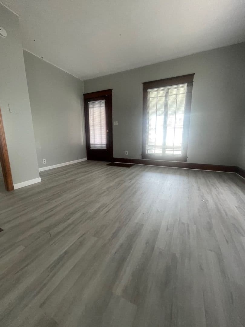 Muncie House: 2105 W Jackson St
