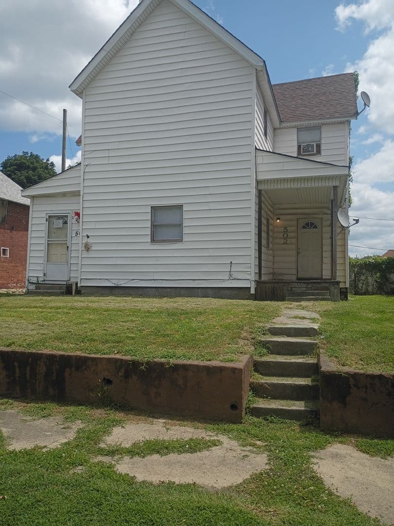 Muncie Apartment: 502 & 502 1/2 S Mound St