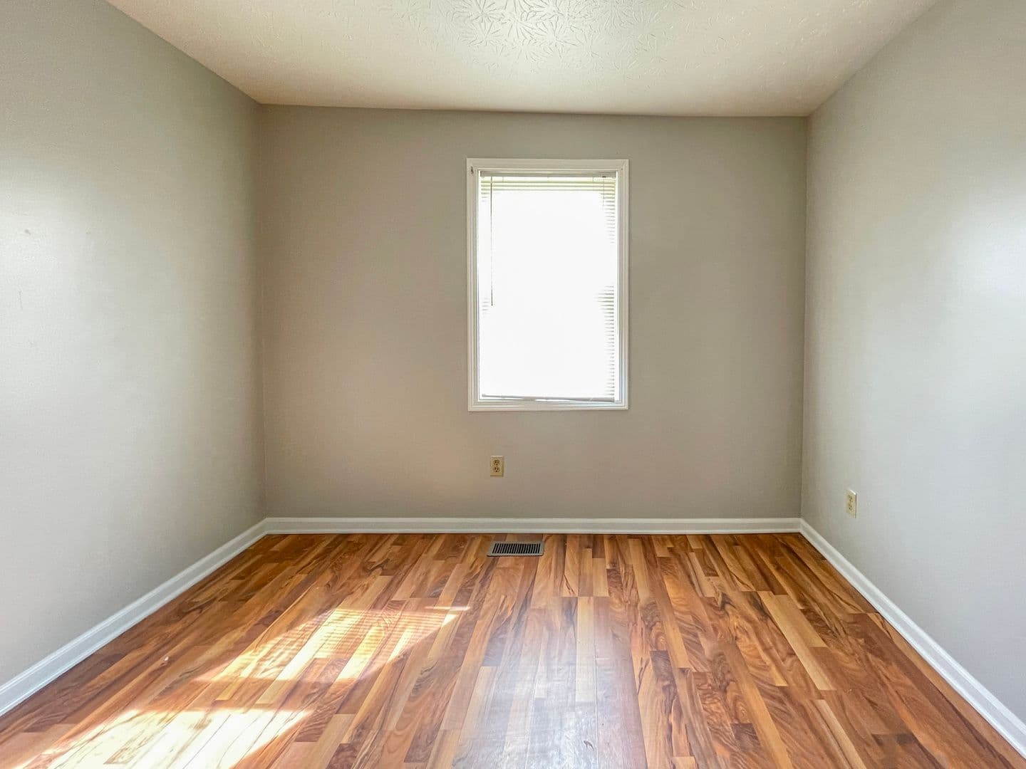 Muncie Apartment: 114 E 8th St