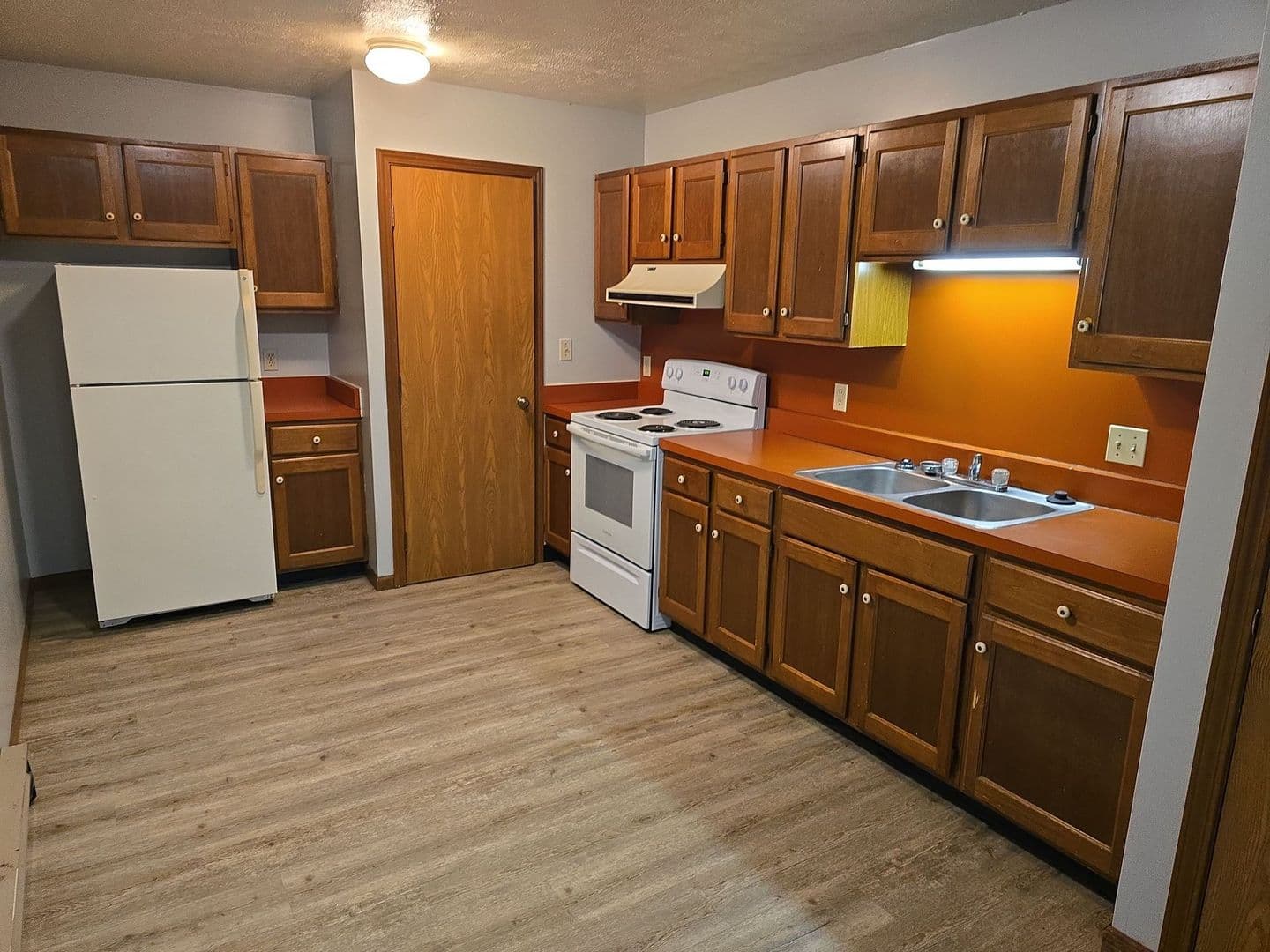 Woodburn Apartment: 22156 Maple Court