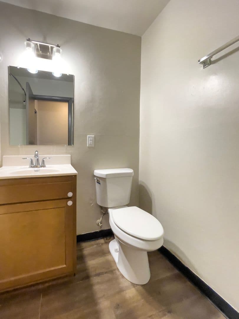 Muncie Apartment: 2000 N Oakwood Ave.