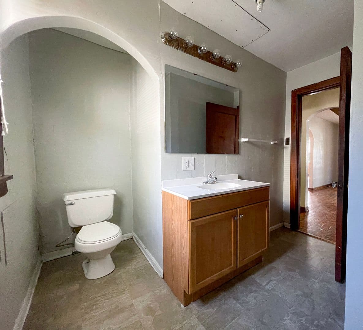 Muncie House: 101 N Dill St