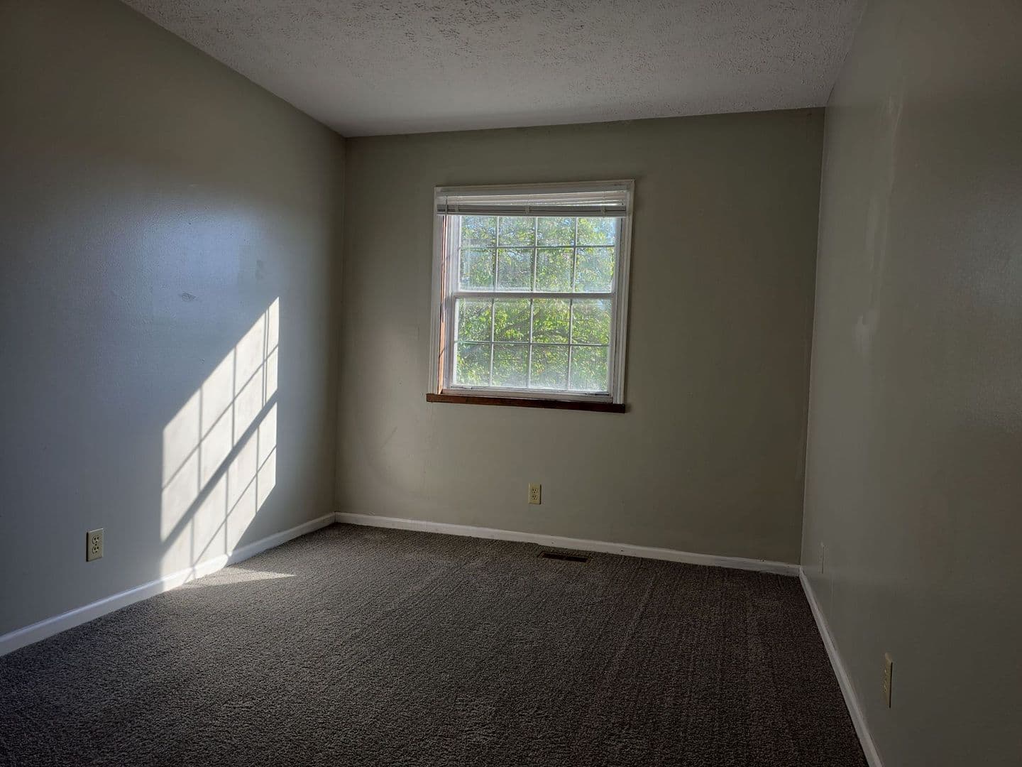 Woodburn Apartment: 22156 Maple Court