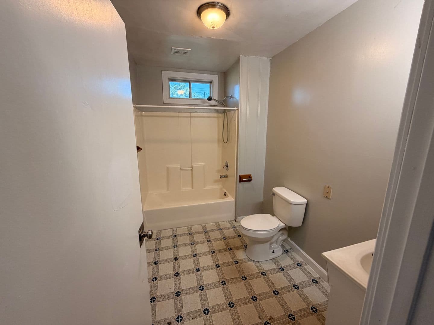 Muncie House: 2020 N Glenwood Ave.