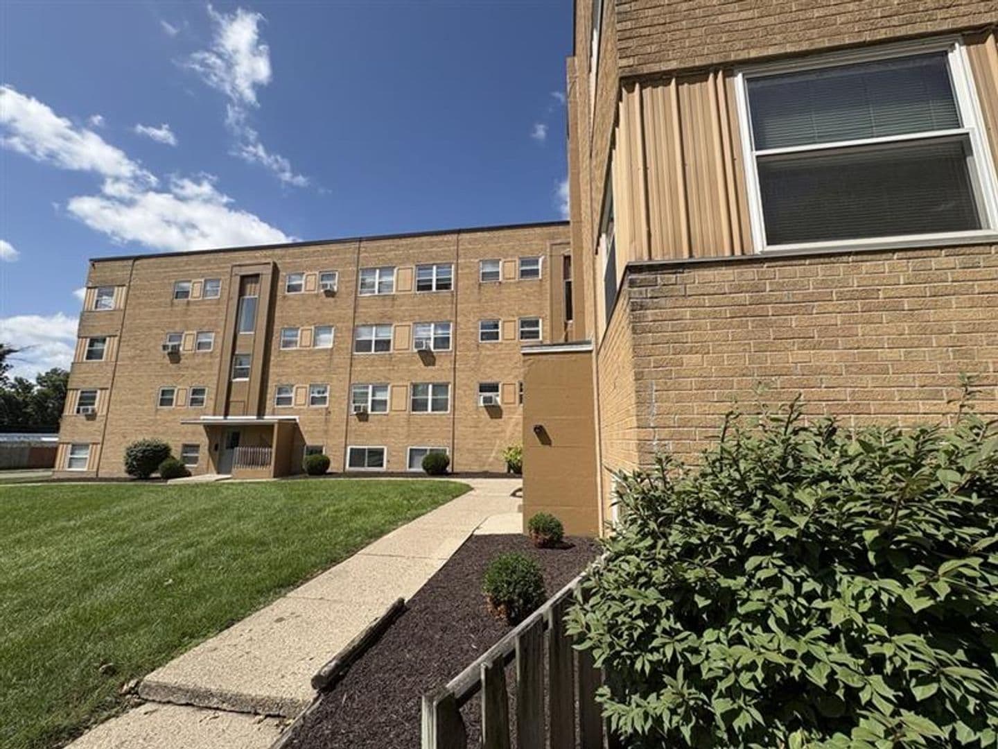 Fort Wayne Apartment: 2222 Hoagland Avenue