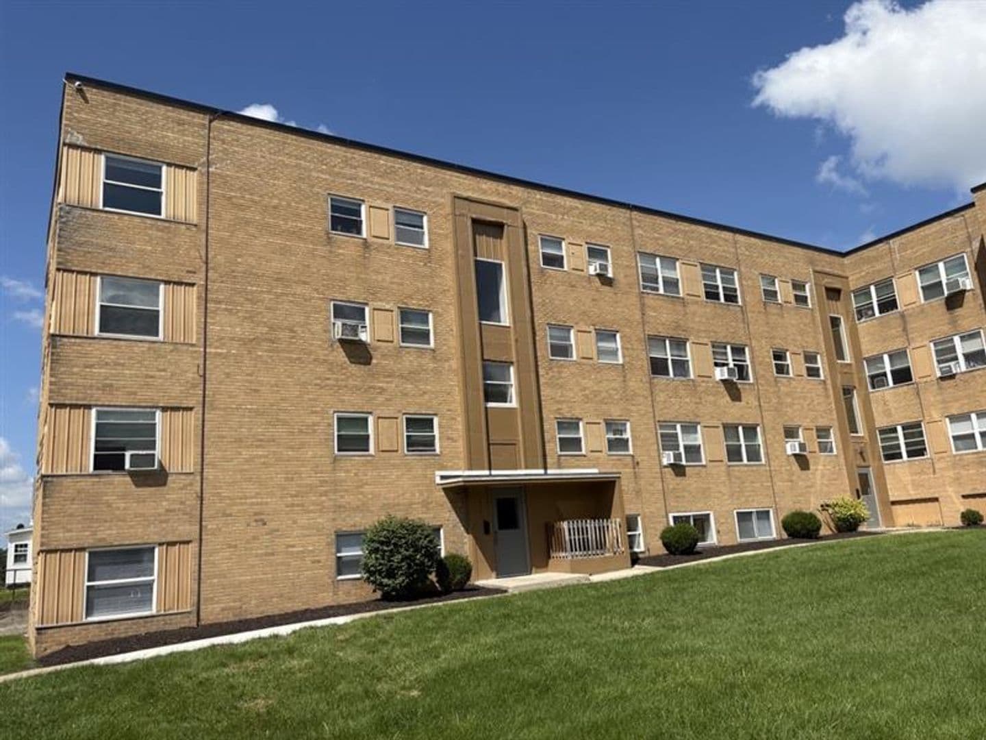Fort Wayne Apartment: 2222 Hoagland Avenue