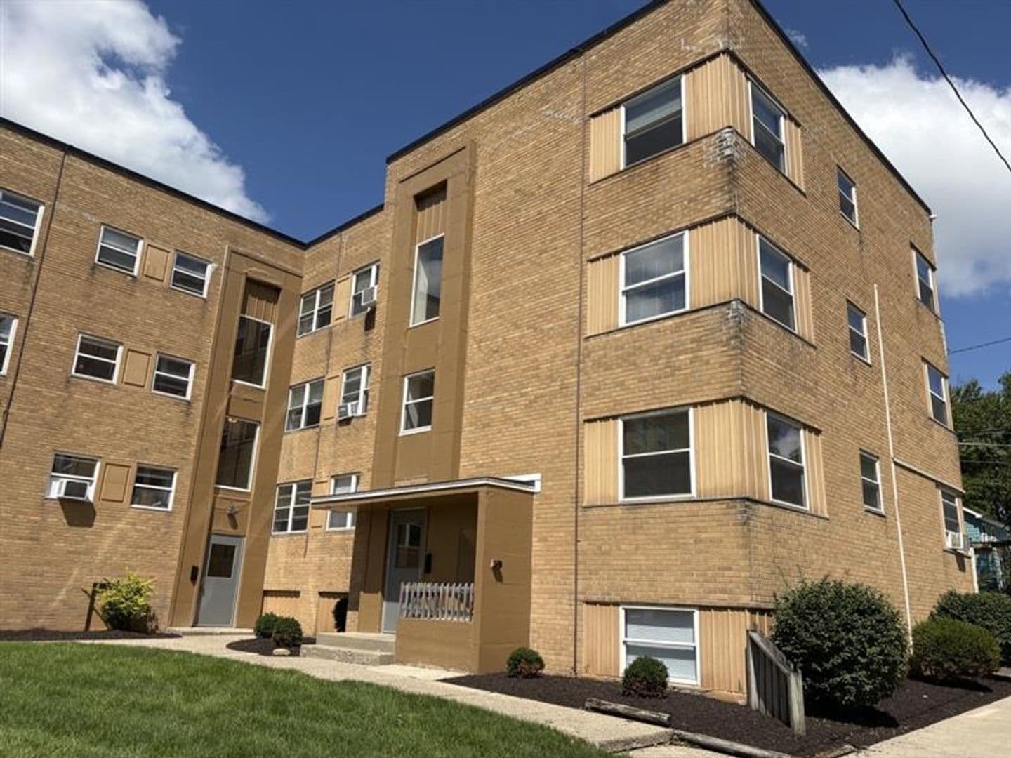 Fort Wayne Apartment: 2222 Hoagland Avenue