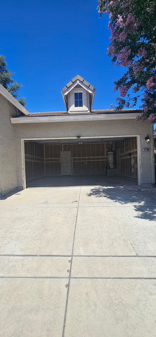 Sacramento House: 5796 Bridgecross Drive