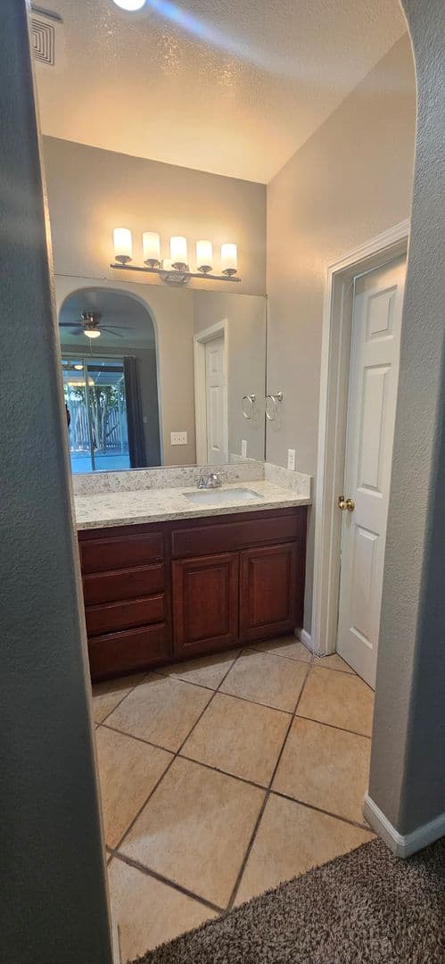 Sacramento House: 5796 Bridgecross Drive