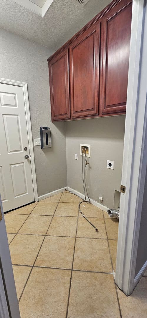 Sacramento House: 5796 Bridgecross Drive