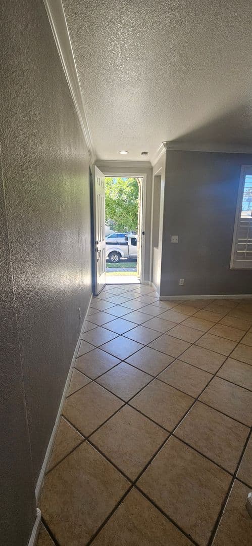 Sacramento House: 5796 Bridgecross Drive