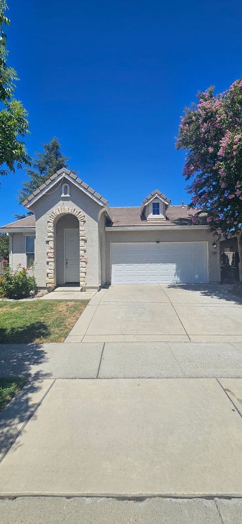 Sacramento House: 5796 Bridgecross Drive