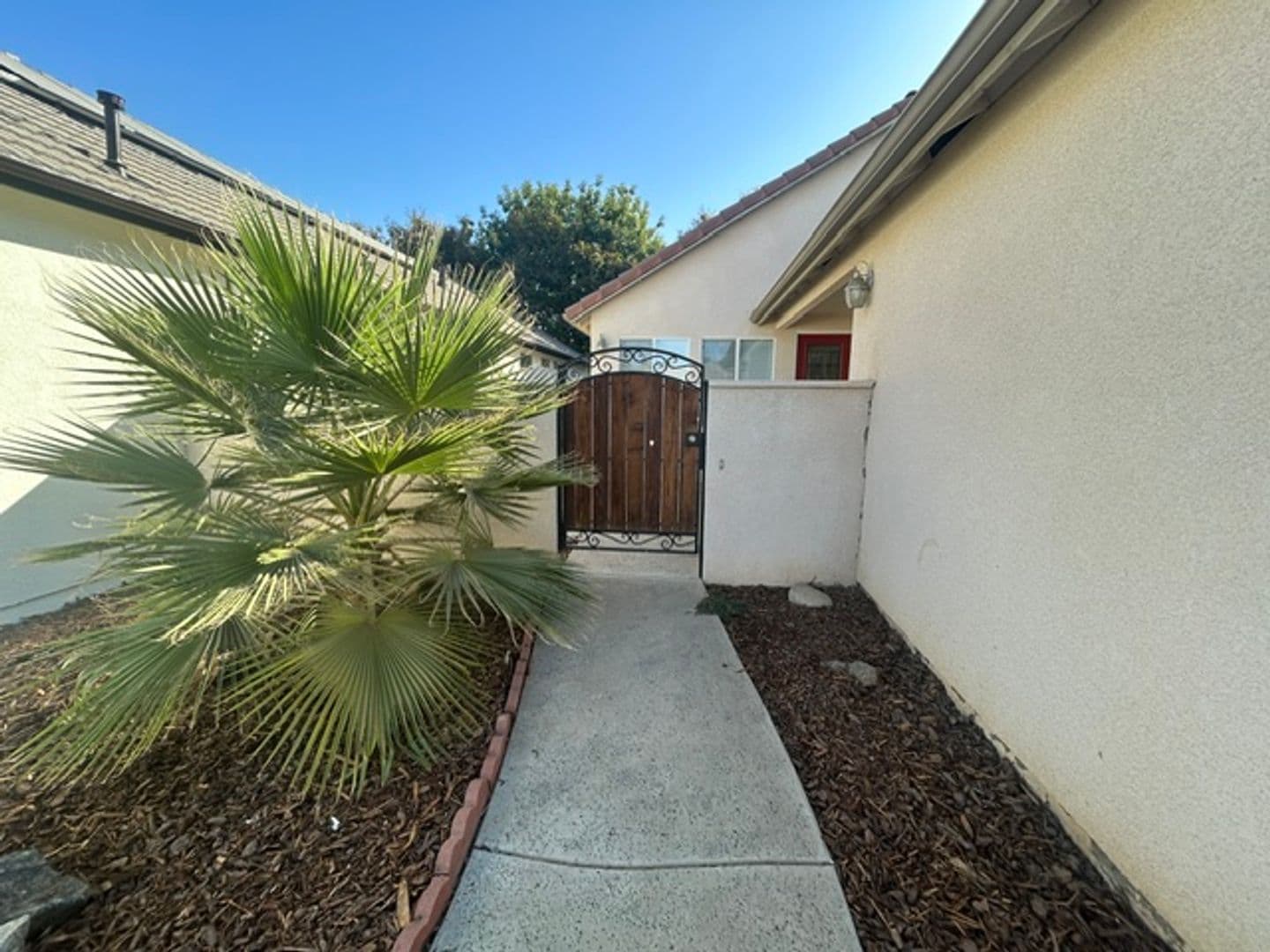 Visalia House: 328 S Holland CT